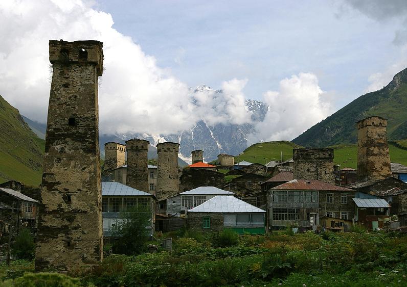 kavkazské domy mají nedobytné věže pro přežití.