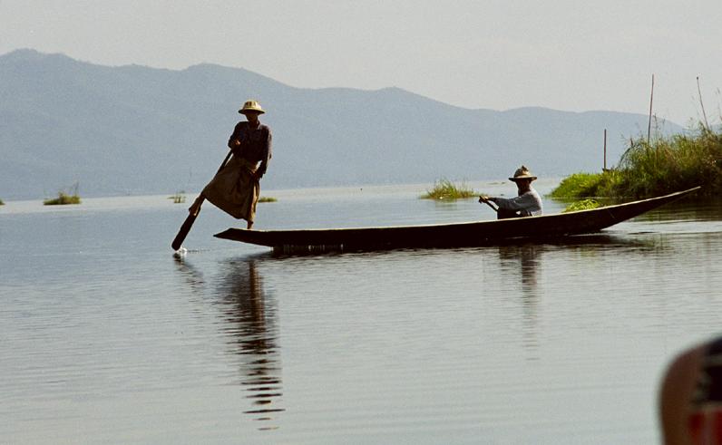 rybáři na jezeře Inla jsou známí jako pádlovači nohama