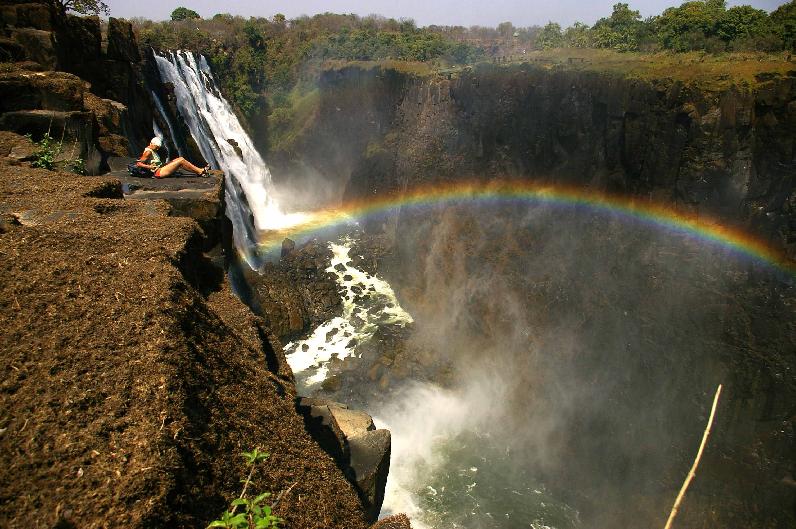 na hraně Viktoriiných vodopádů - Zambezi